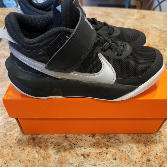 Nike team Hustle boys sneaker - Picture 2 of 3